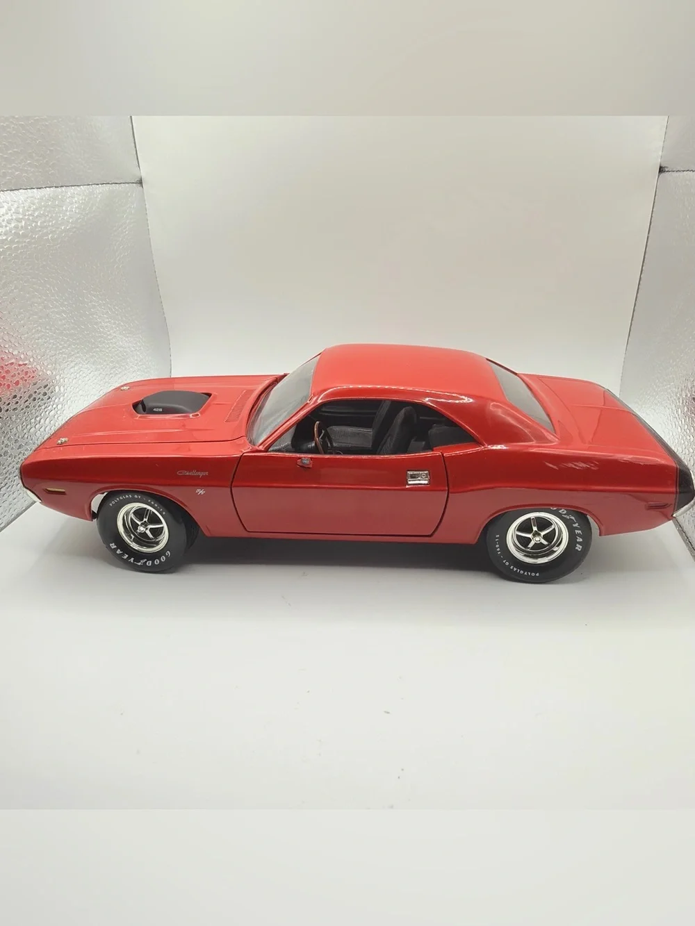 10A ERTL American Muscle - 1970 DODGE CHALLENGER R/T HEMI Red 1/18 Loose No Box